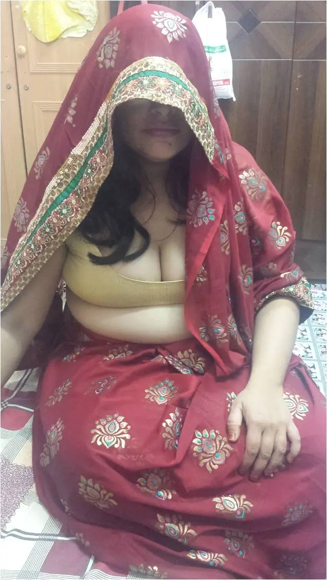 hot thin aunty in saree blouse opening showing boobs sexy pic