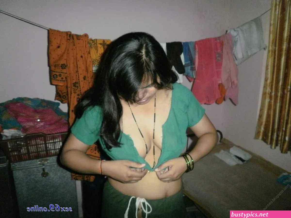 hot thin aunty in saree blouse opening showing boobs sexy pic