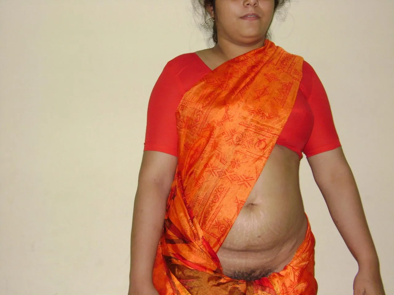 hot thin aunty in saree blouse opening showing boobs sexy pic