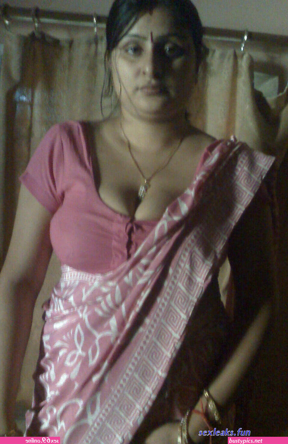 hot thin aunty in saree blouse opening showing boobs sexy pic