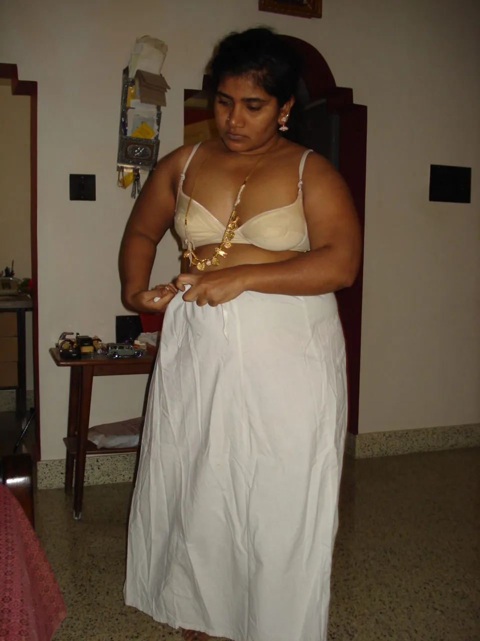 hot thin aunty in saree blouse opening showing boobs sexy pic