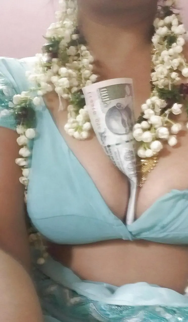 hot thin aunty in saree blouse opening showing boobs sexy pic