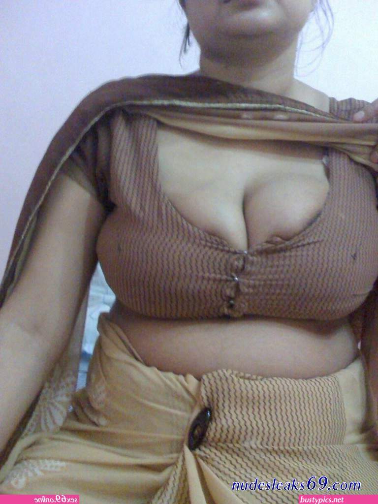 hot thin aunty in saree blouse opening showing boobs sexy pic