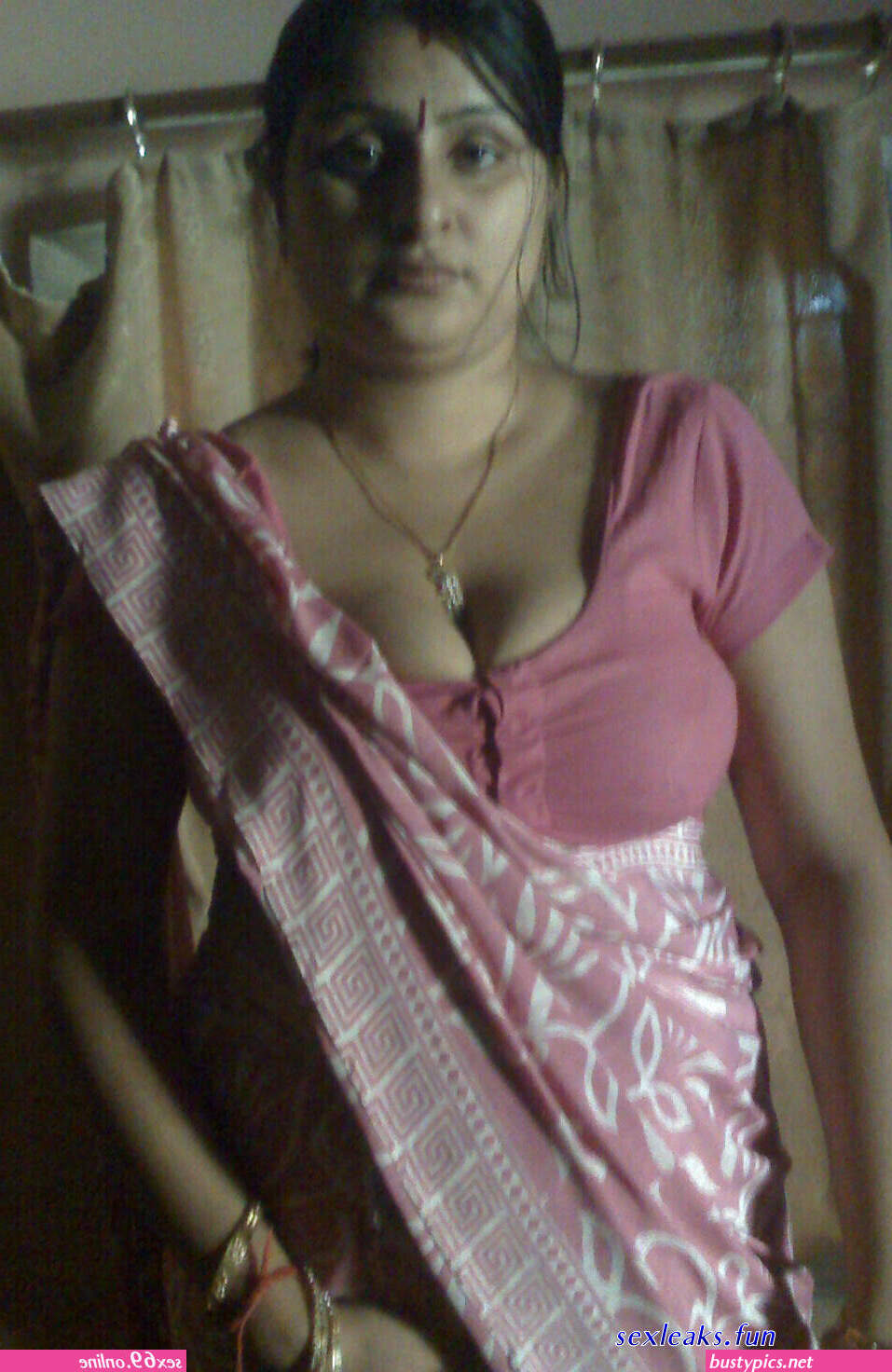 hot thin aunty in saree blouse opening showing boobs sexy pic