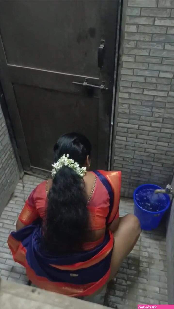 saree aunty pissing photo