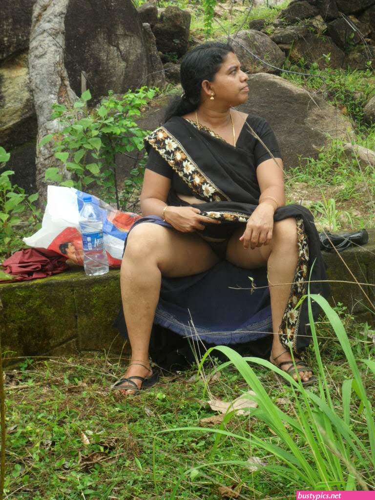 saree aunty pissing photo