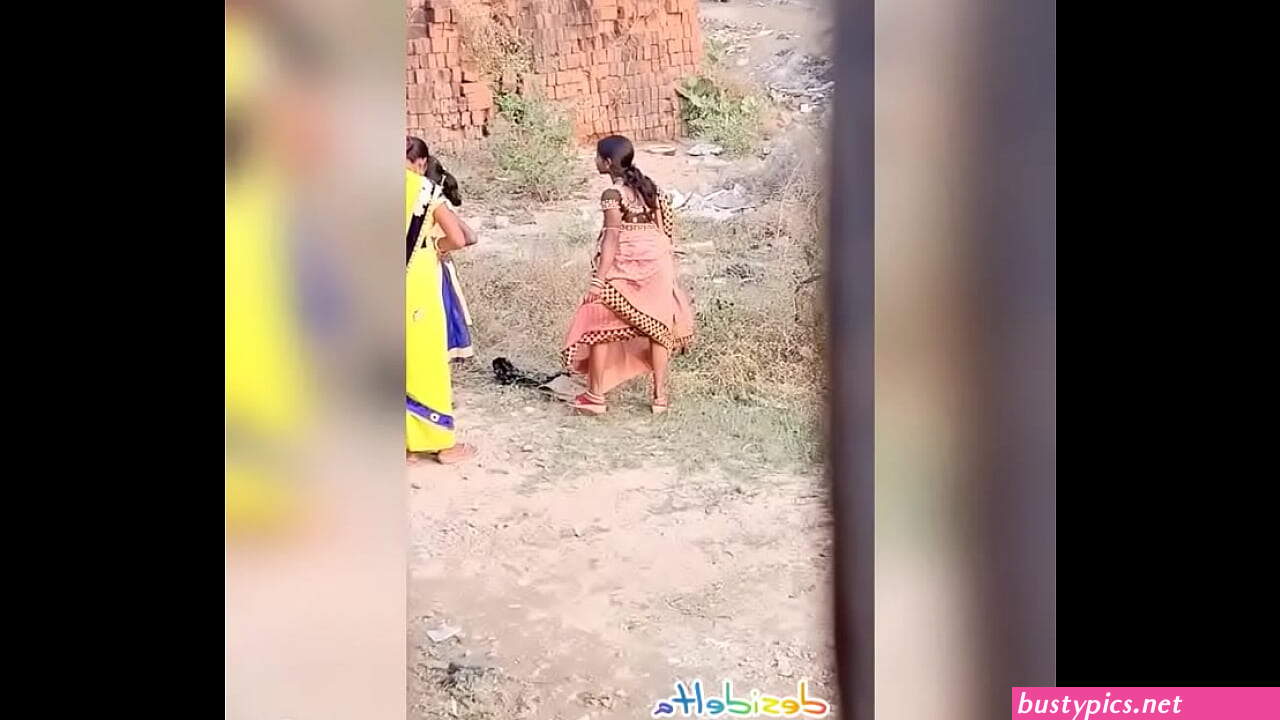 saree aunty pissing photo