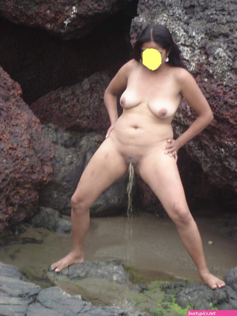 saree aunty pissing photo
