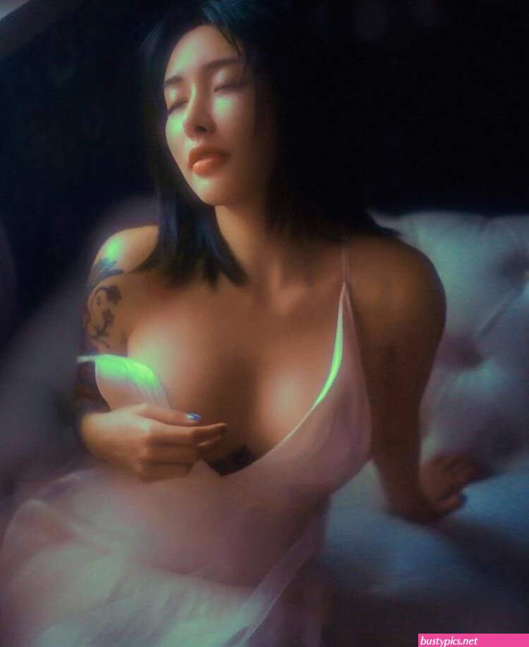 songyuxin hitomi nipple