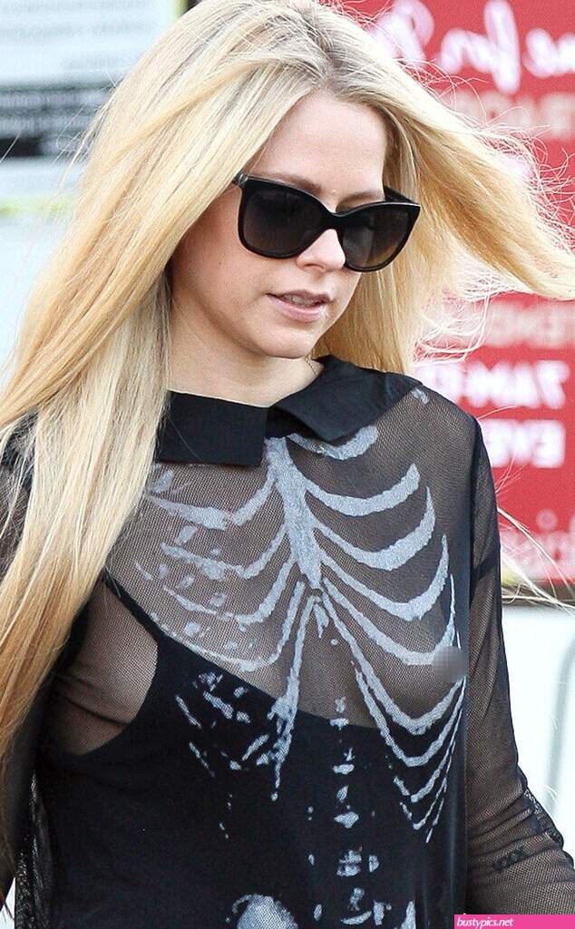avril lavigne nipple slip
