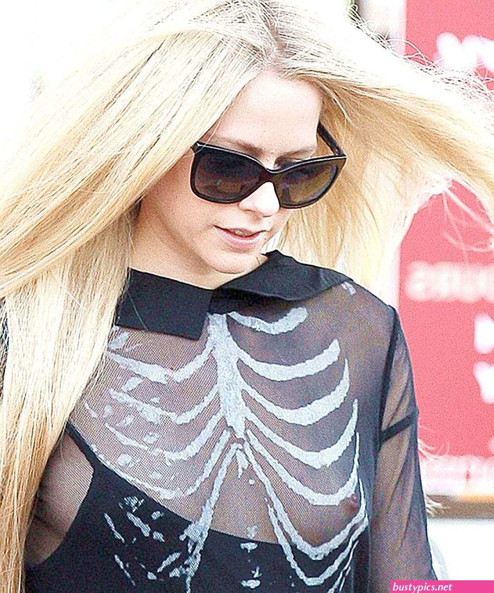 avril lavigne nipple slip