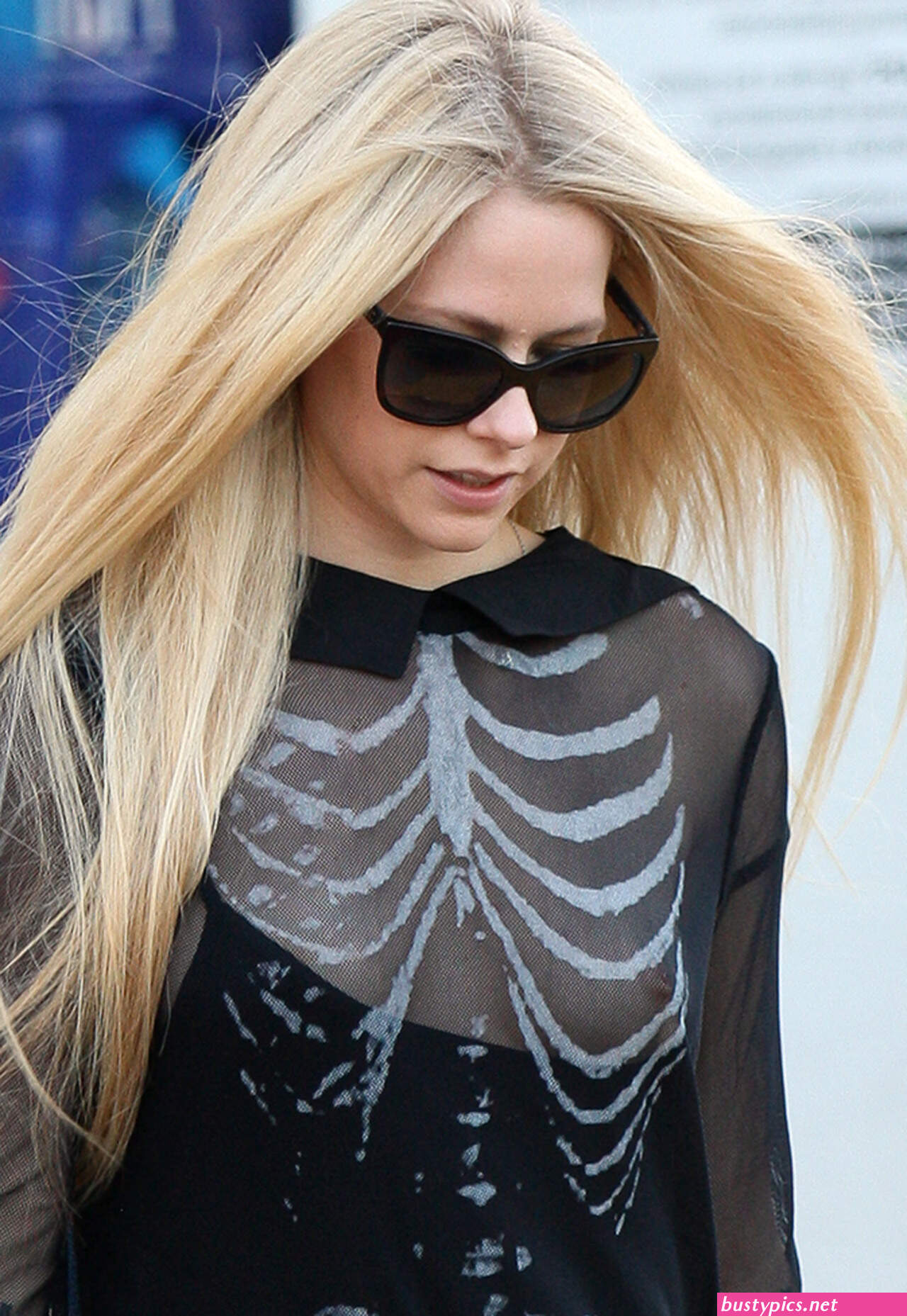 avril lavigne nipple slip