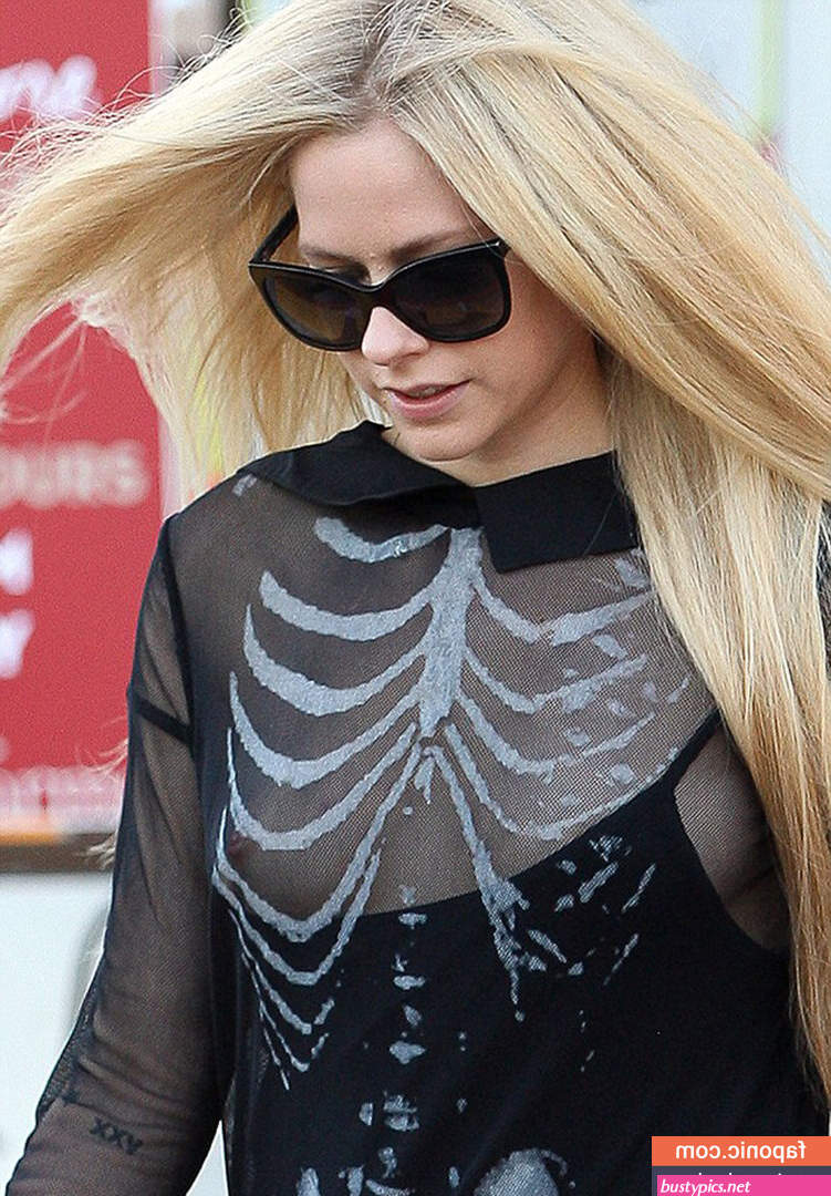 avril lavigne nipple slip