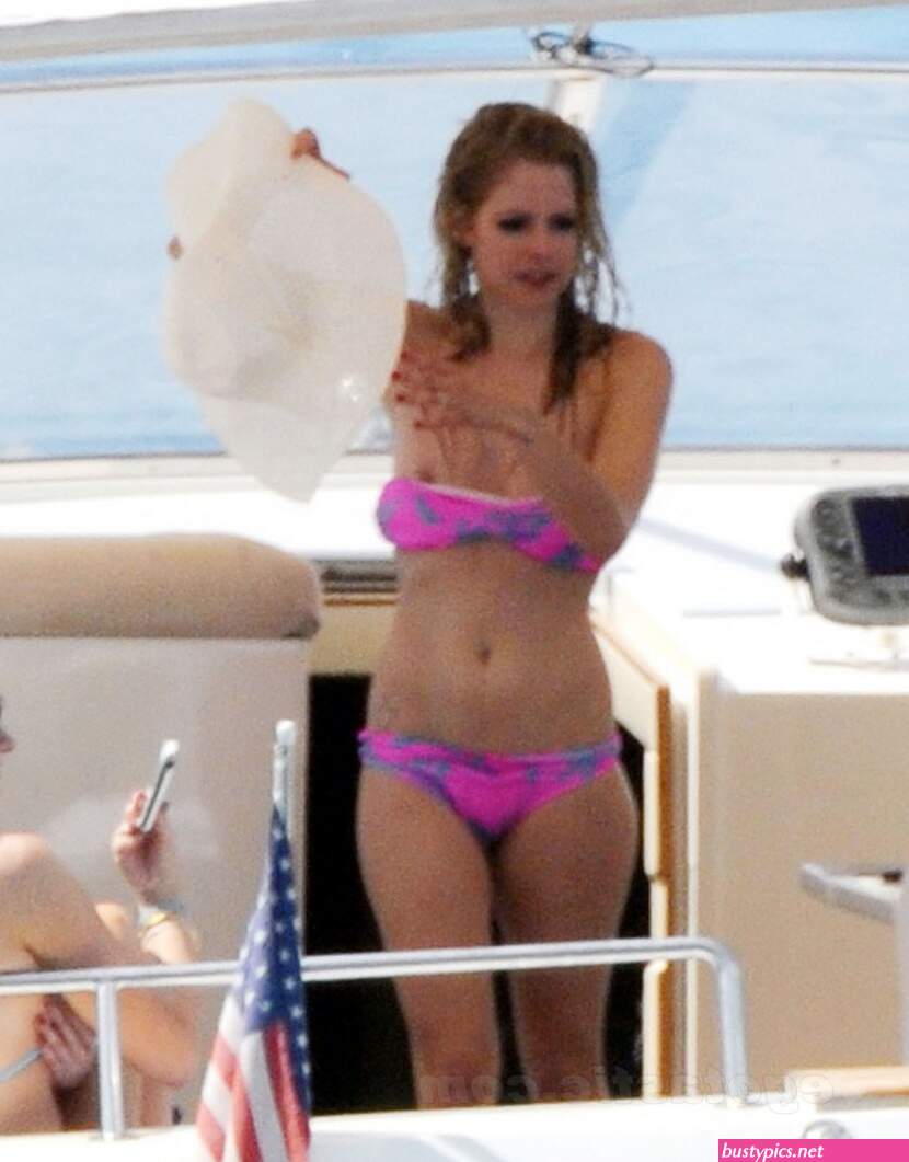 avril lavigne nipple slip