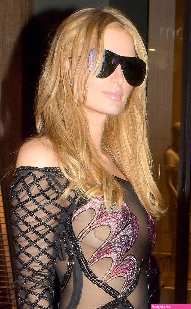 avril lavigne nipple slip