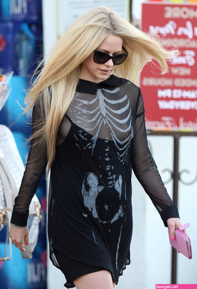 avril lavigne nipple slip