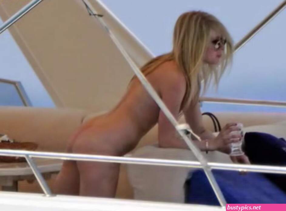 avril lavigne nipple slip