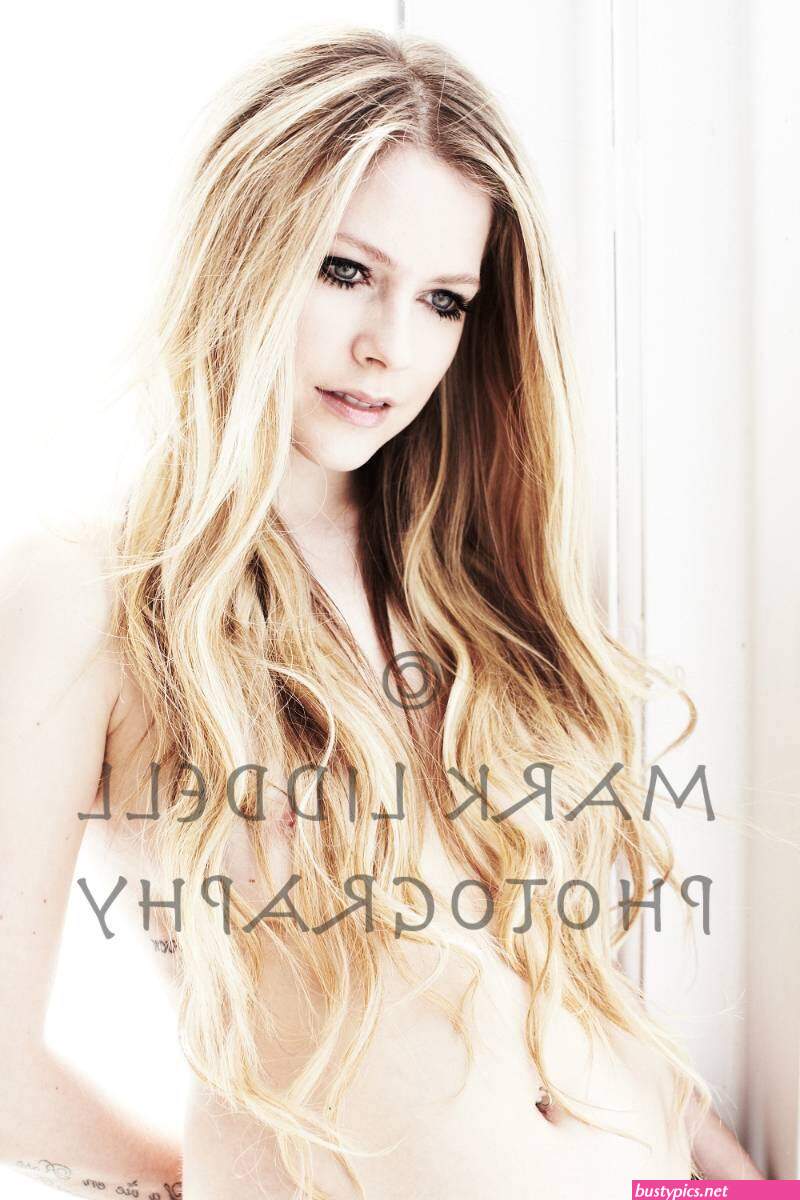 avril lavigne nipple slip