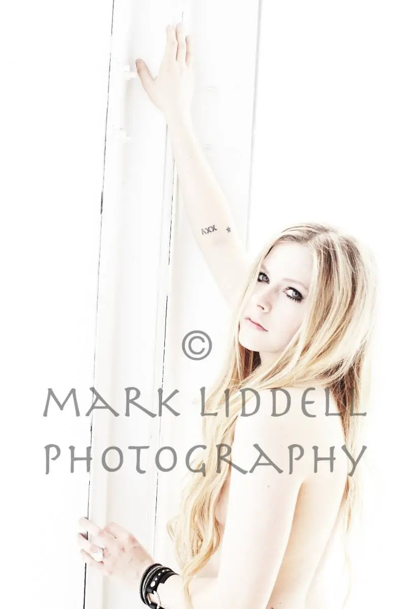 avril lavigne nipple slip