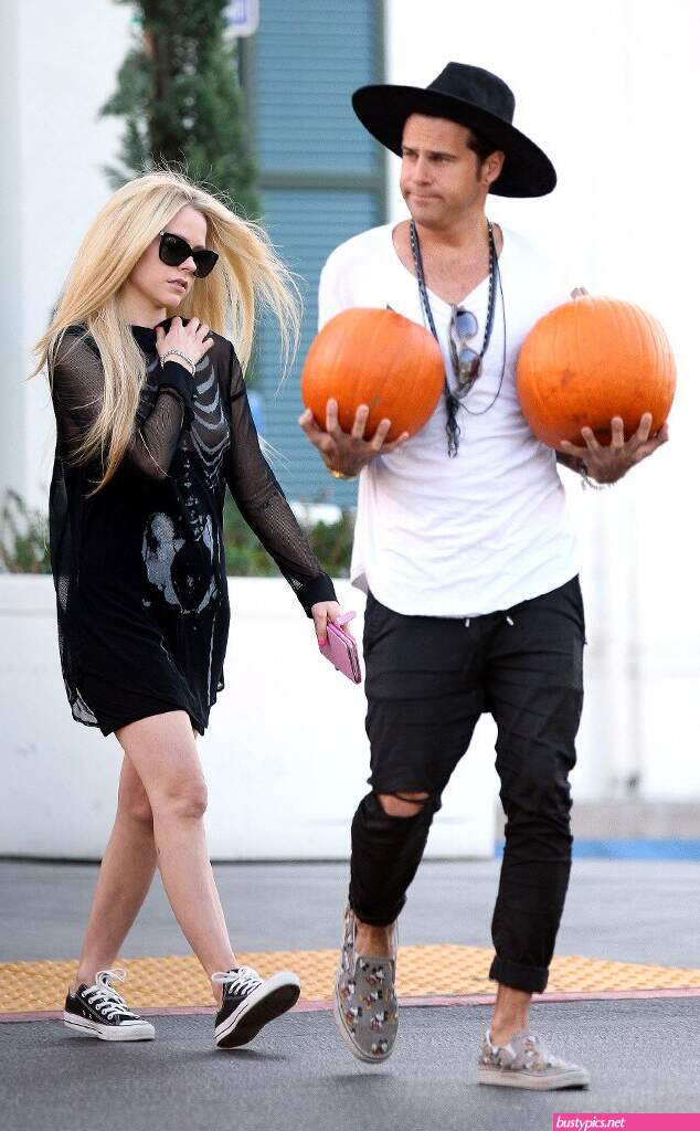avril lavigne nipple slip