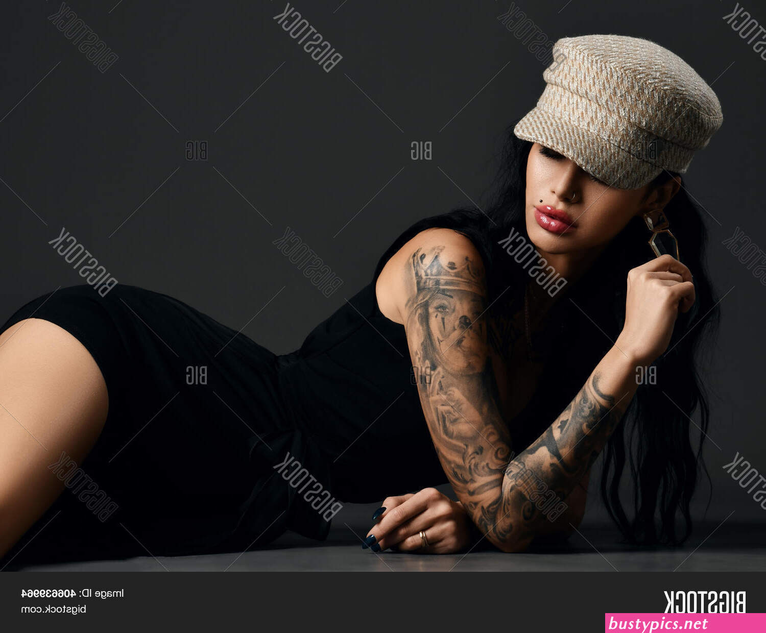 big black tatooed nude gal pic
