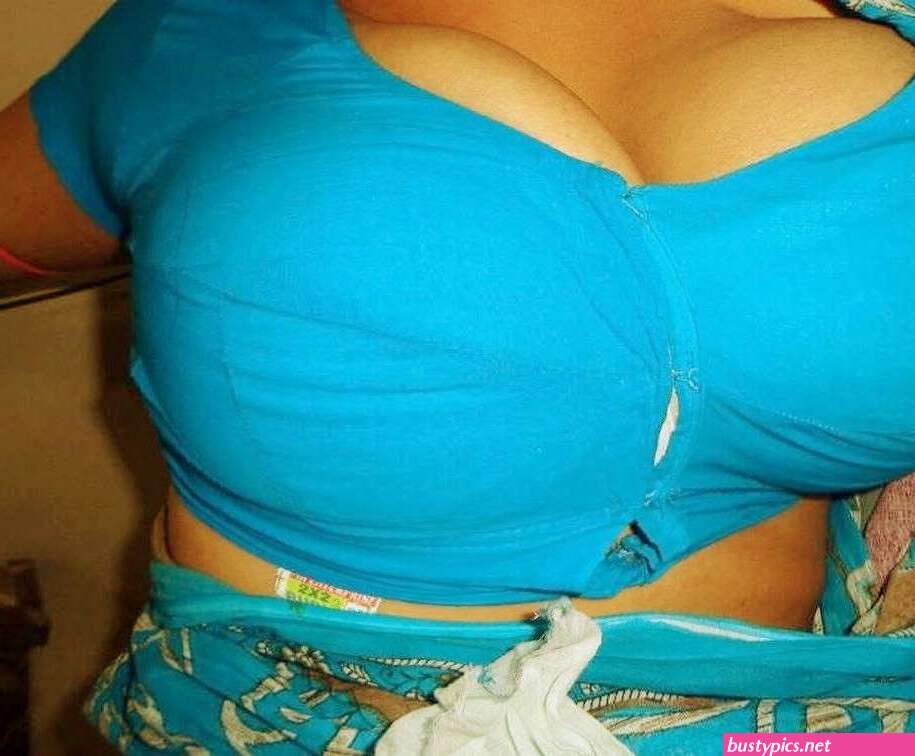 naked saree aunty