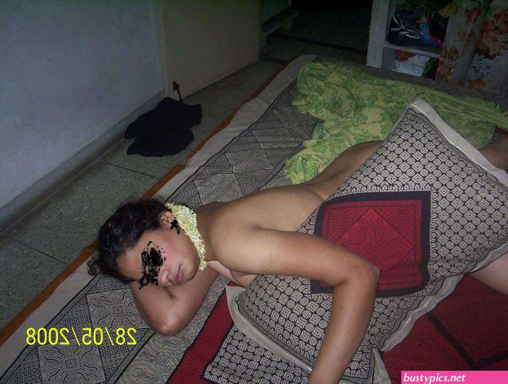 naked saree aunty