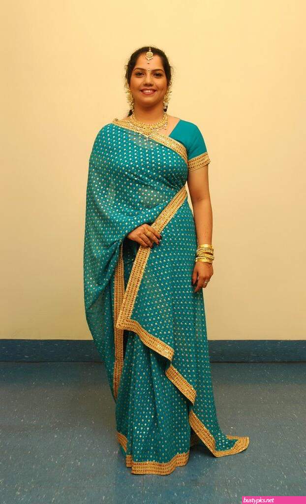 naked saree aunty