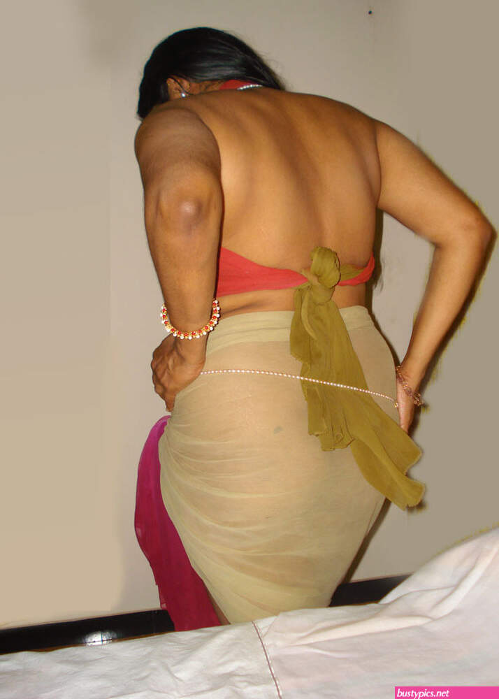 naked saree aunty