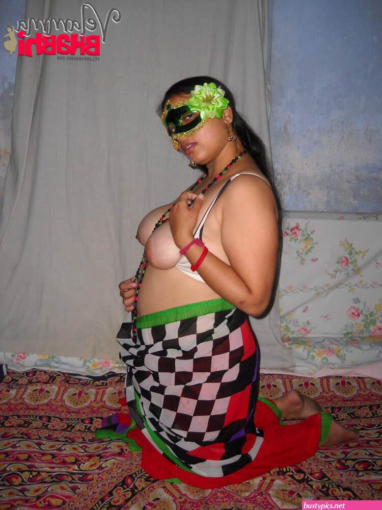 naked saree aunty