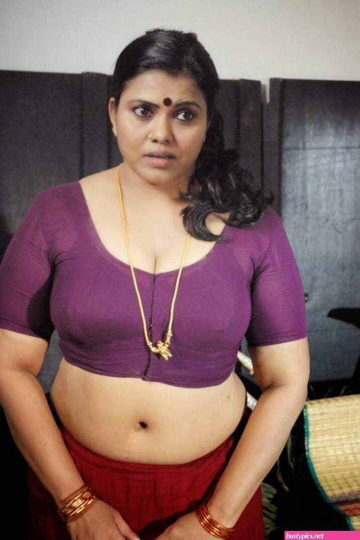 naked saree aunty