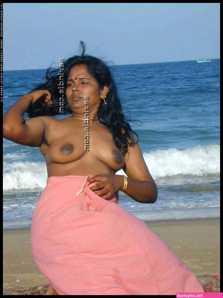naked saree aunty