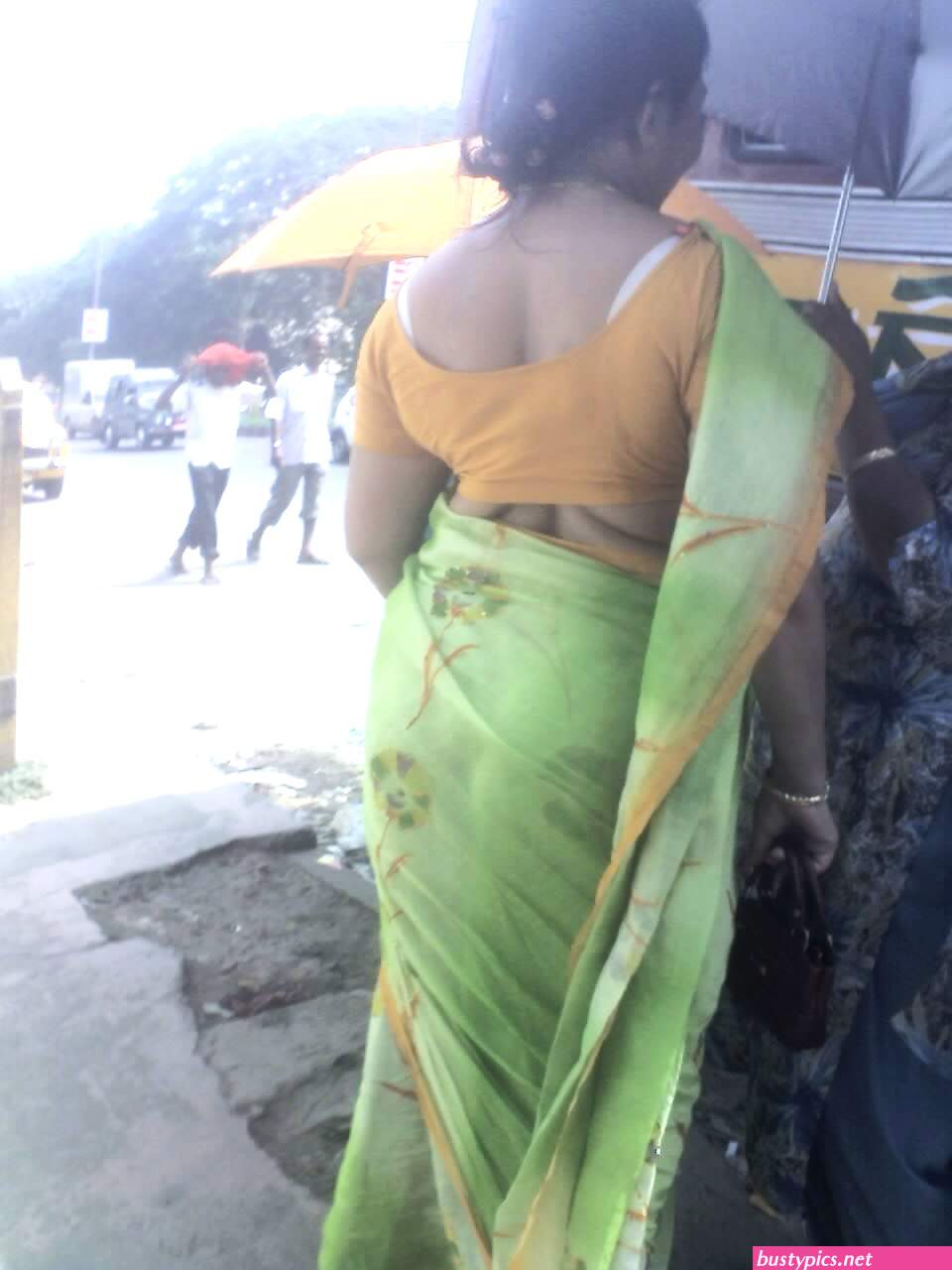 aunty tight saree back in public