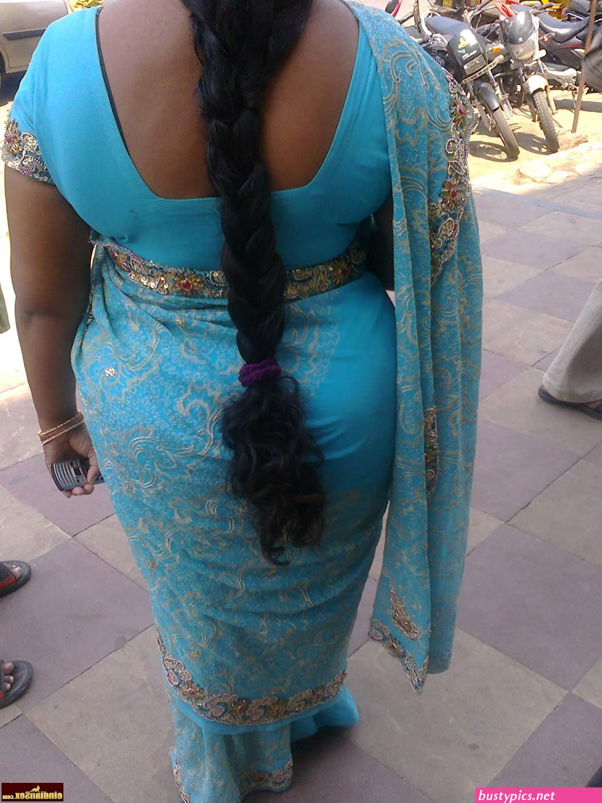 aunty tight saree back in public