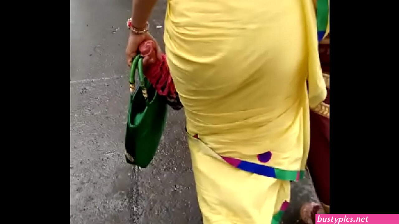 aunty tight saree back in public