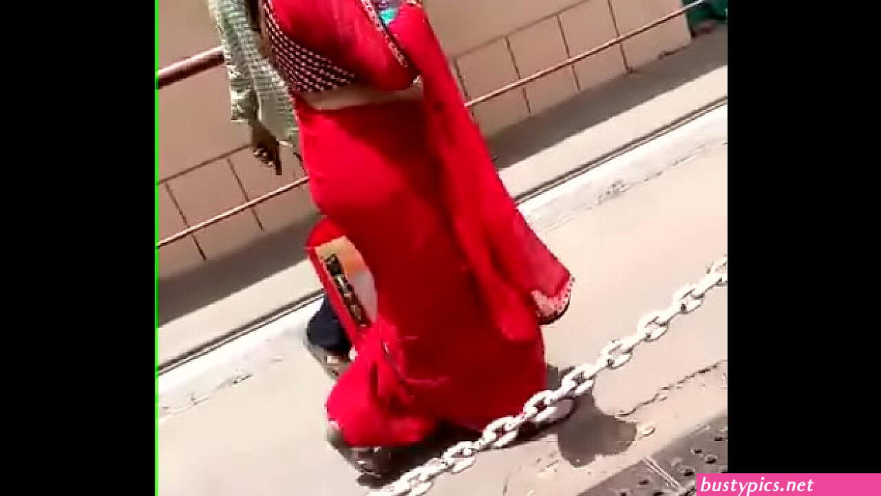 aunty tight saree back in public