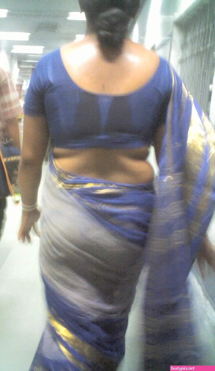 aunty tight saree back in public