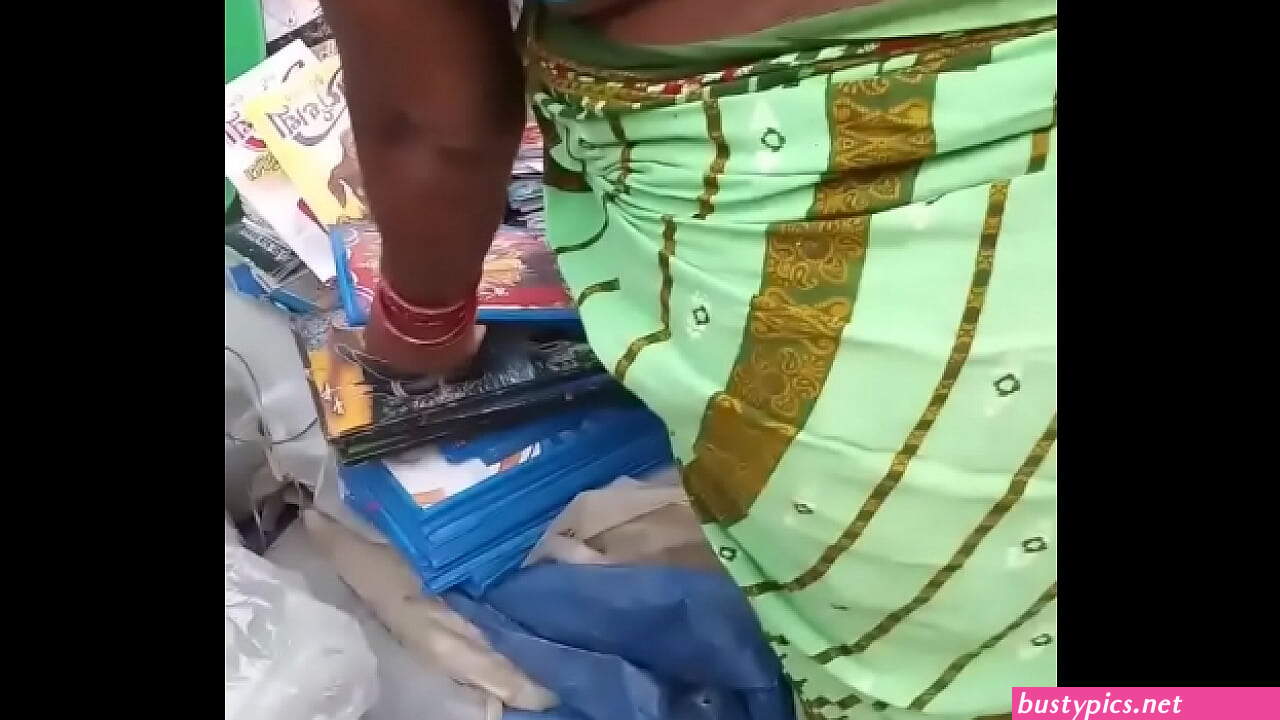 aunty tight saree back in public