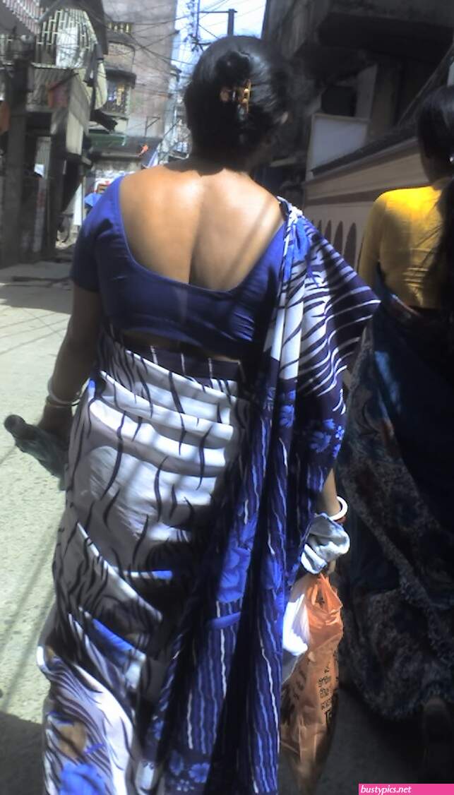 aunty tight saree back in public