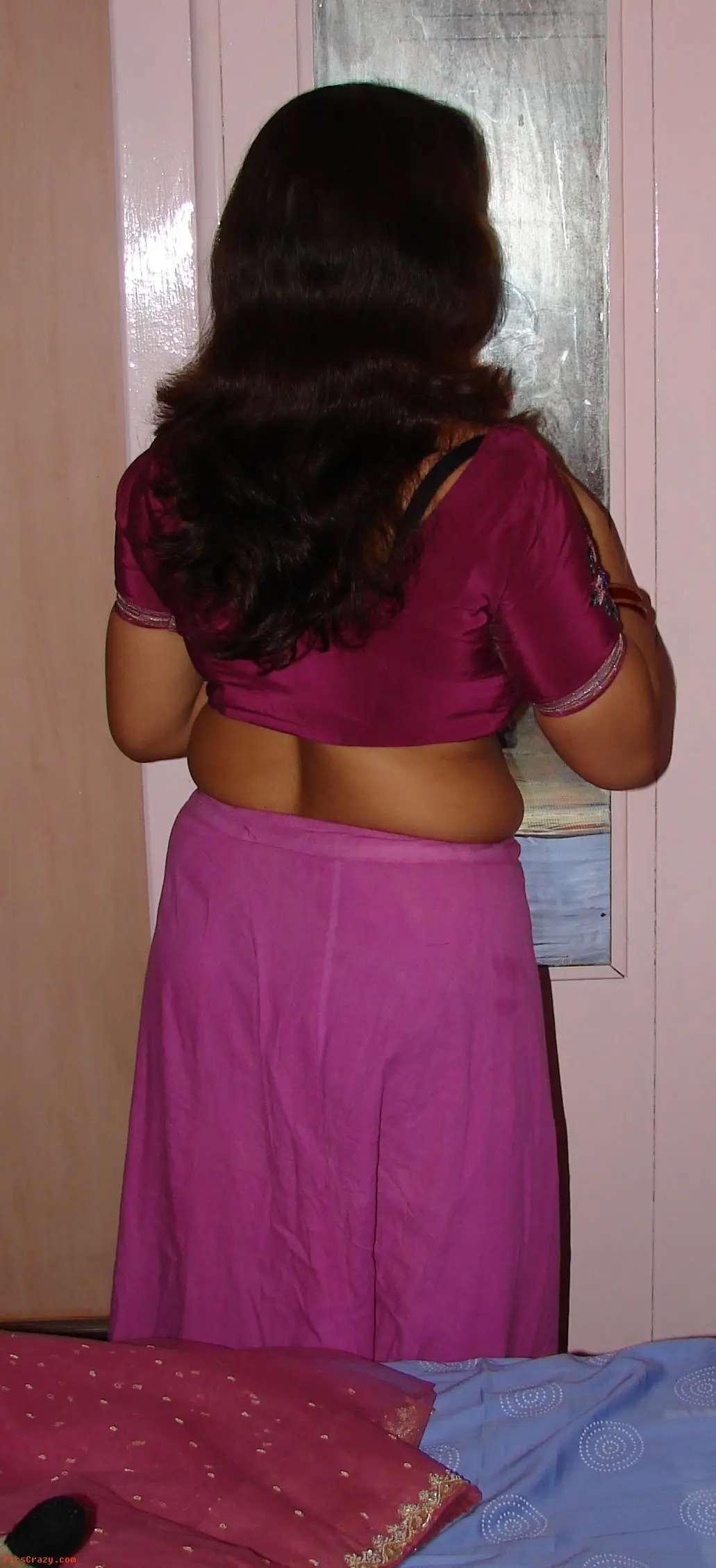 aunty tight saree back in public
