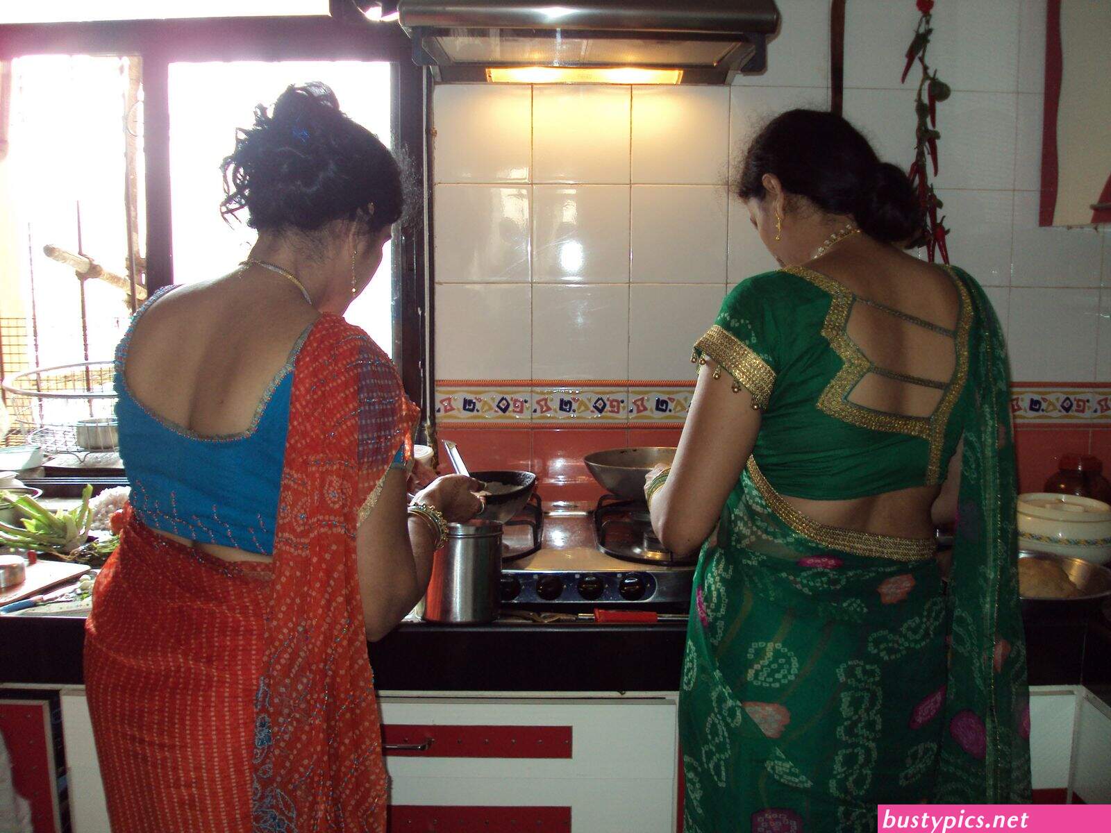 aunty tight saree back in public