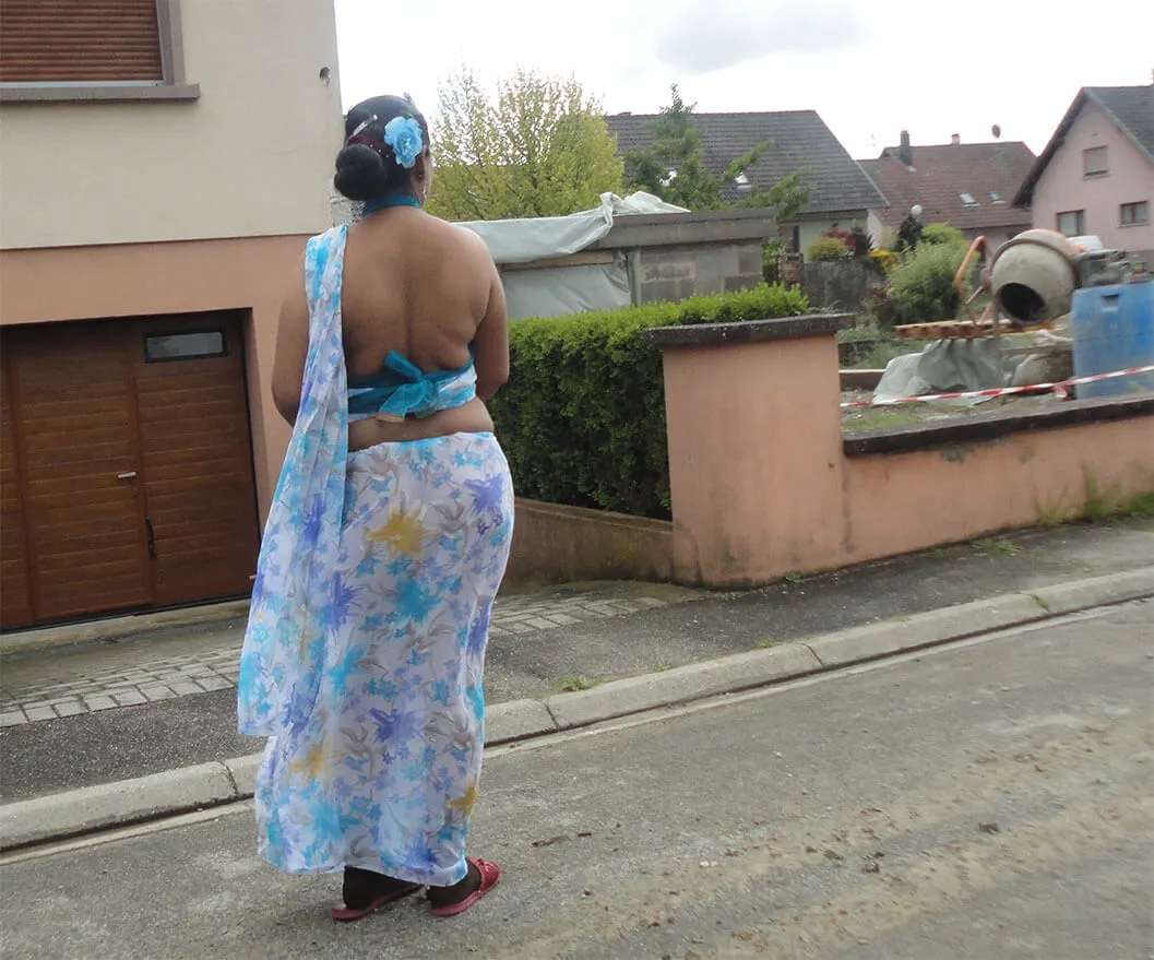 aunty tight saree back in public