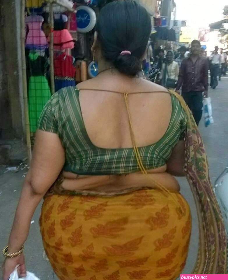aunty tight saree back in public