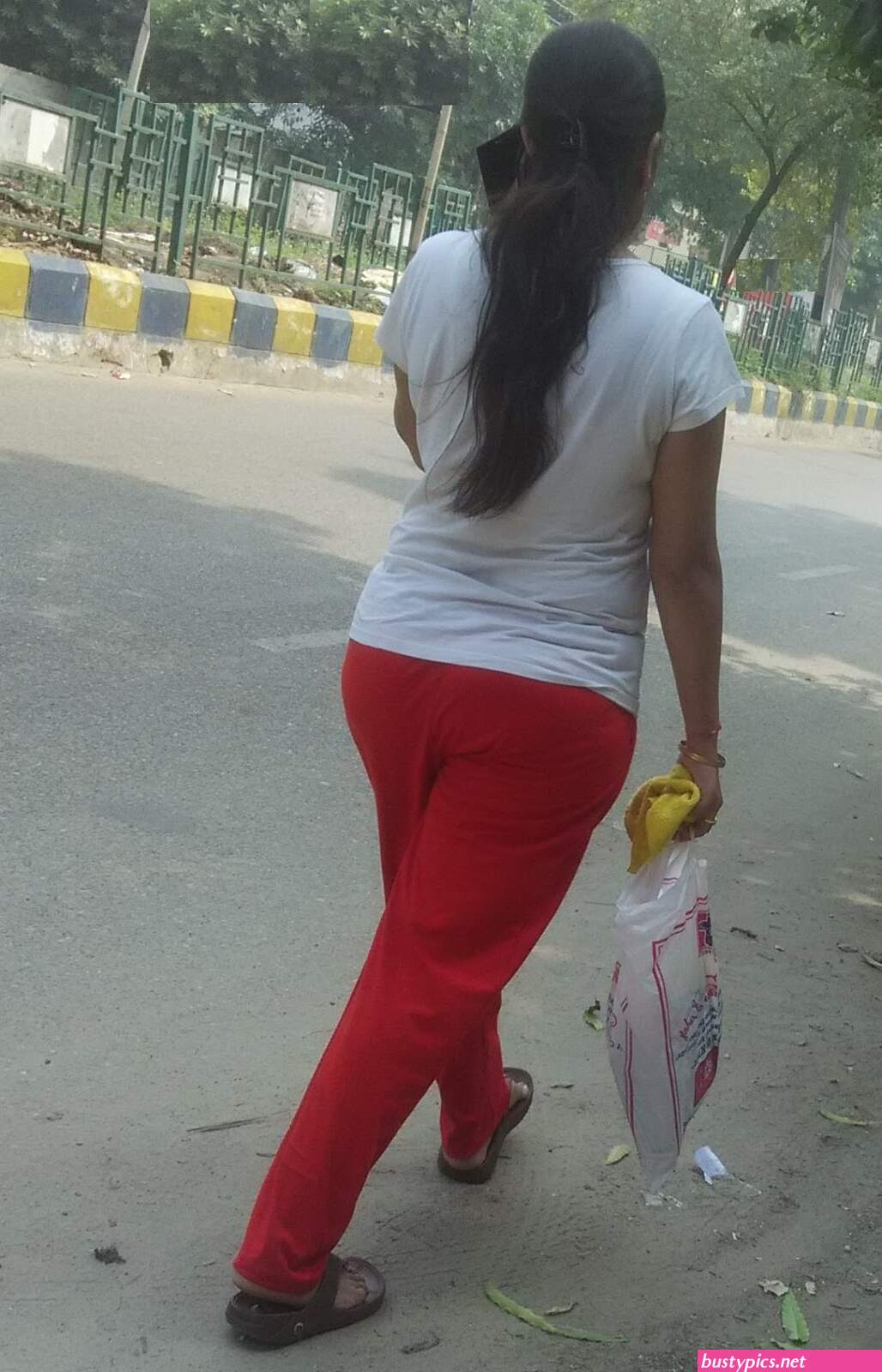 aunty tight saree back in public