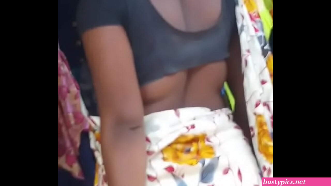 aunty tight saree back in public