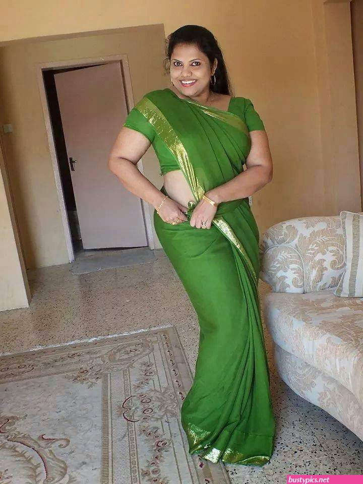 aunty tight saree back in public