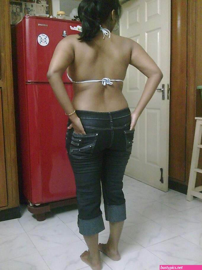 aunty tight saree back in public