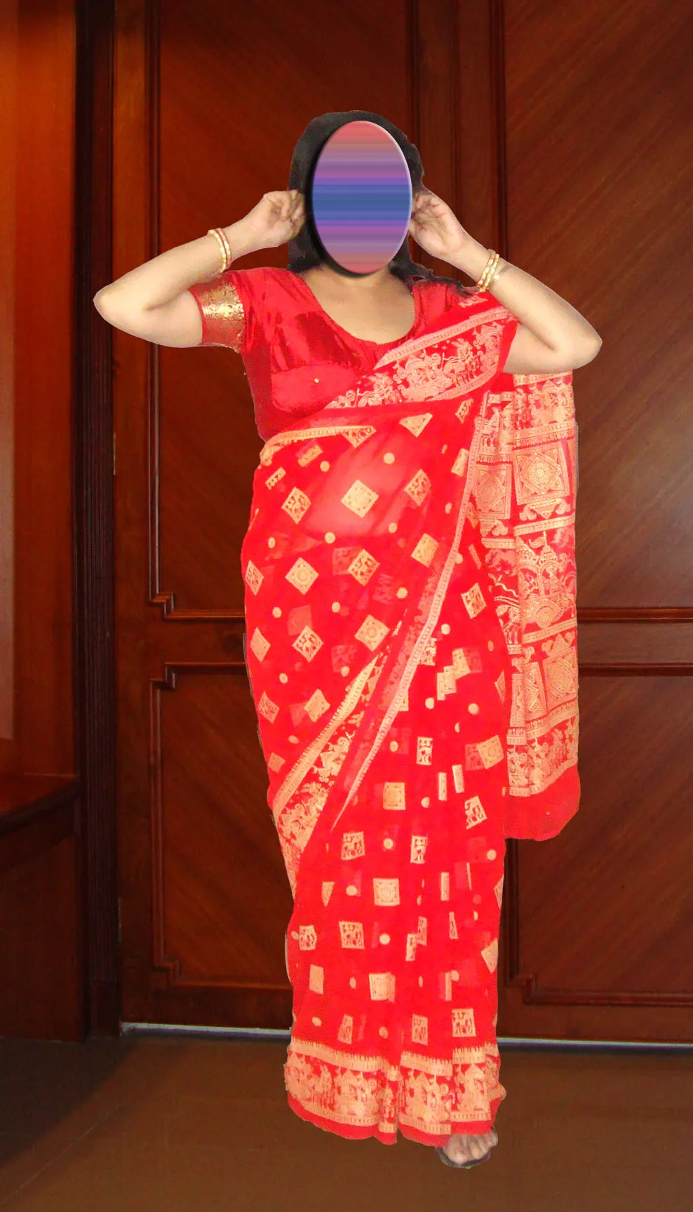 aunty tight saree back in public