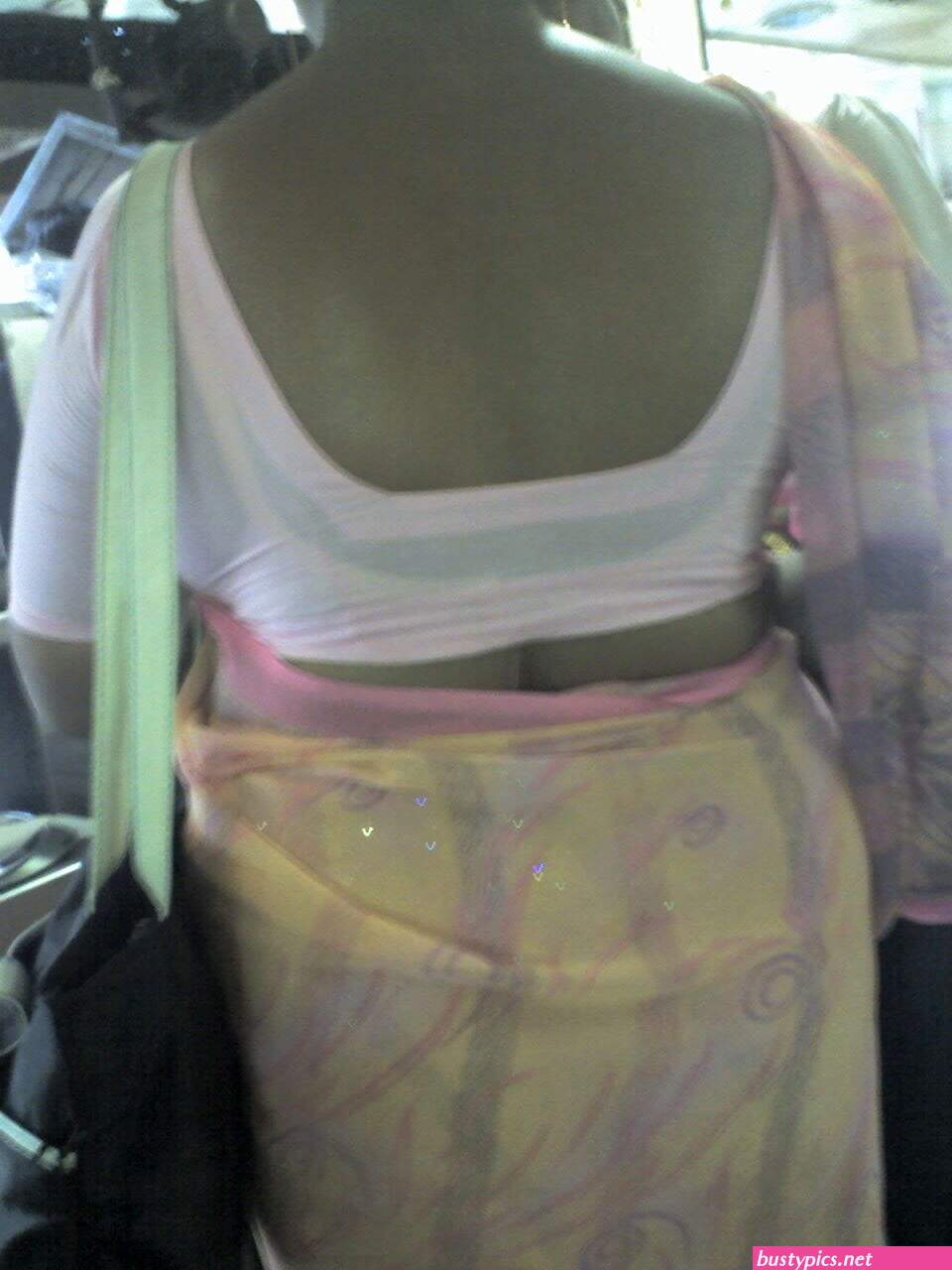 aunty tight saree back in public
