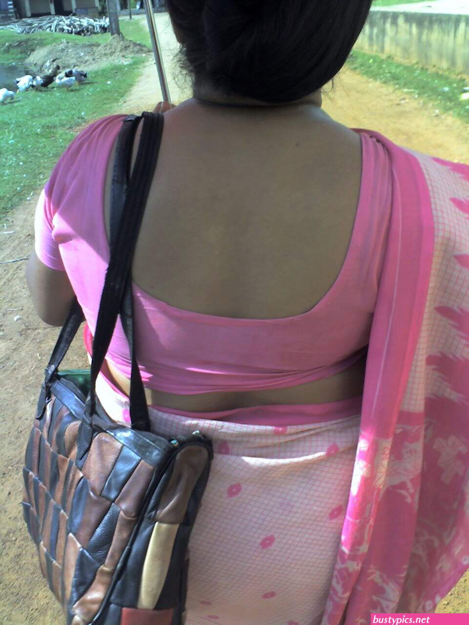 aunty tight saree back in public